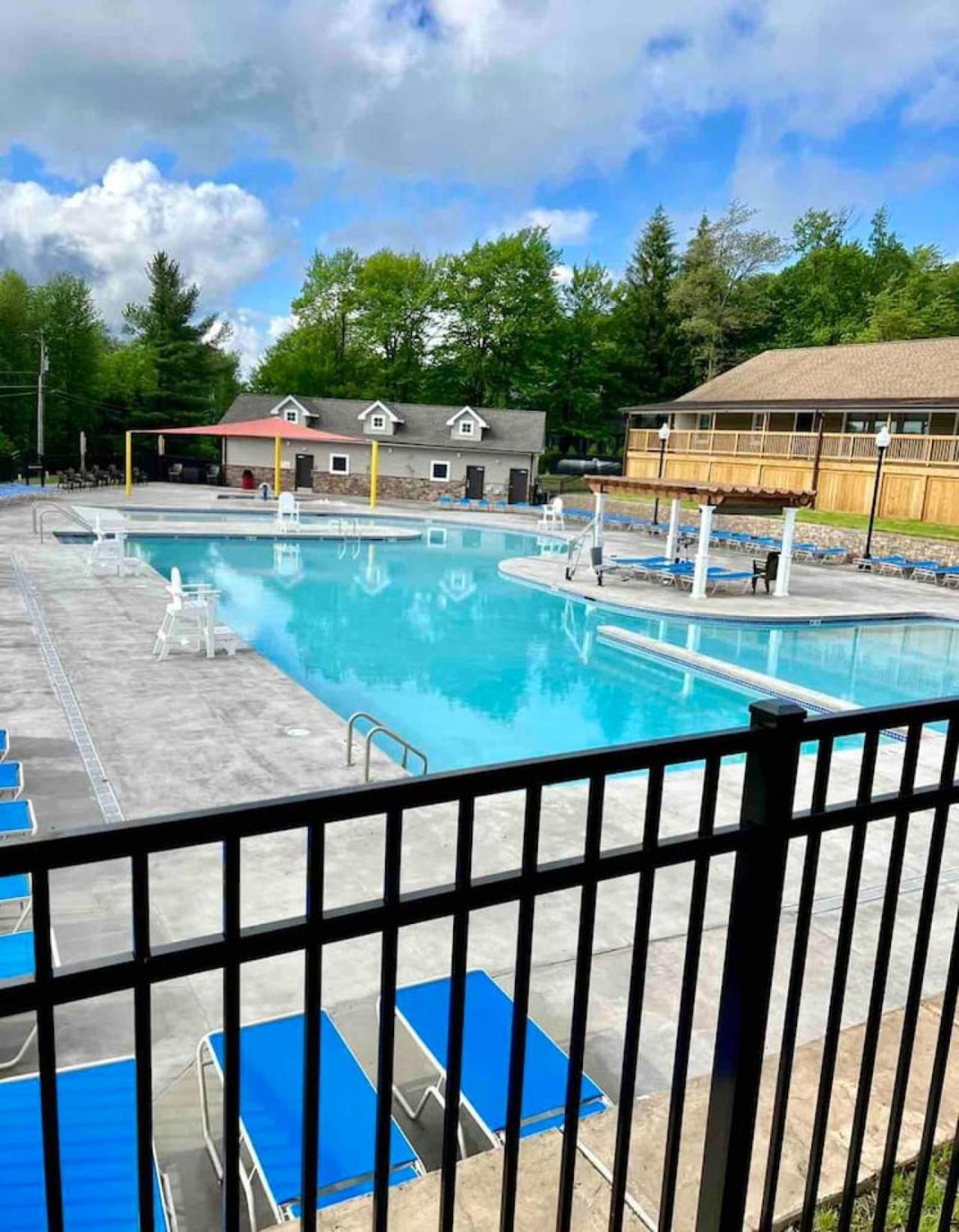 Spacious Luxury Poconos Getaway *